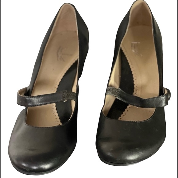 White Mountain Shoes - Black Wedges 8 1/2 US
